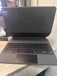 iPad 精妙鍵盤（適⽤於 iPad Air 13 吋 (M2) - 美式英⽂ - ⿊⾊ ）
