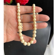 Simple necklace with clear checkered pattern and round beads from 4 to 8 mm long, 62 cm long, silive