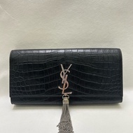 YSL/聖羅蘭黑銀鰐魚紋，流蘇鏈條手拿包
