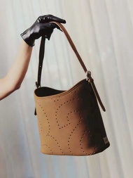 Rally Loop Bag - กระเป๋าหนังสะพายข้างทรงโฮโบลายโลโก้ ** ของแท้กดจากแบรนด์ OFFICIAL 💯💯
