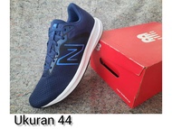 sepatu sport runing pria new balance navy ukuran 44