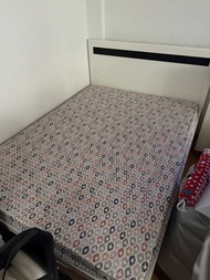 白色雙人油壓床架連全新床褥，4 尺半，附收納空間，