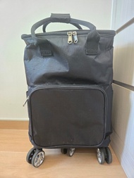 黑色布可摺疊購物車/買餸車，配有銀色保凍/温功能袋，以及五個轆好實淨!