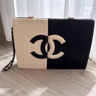 CHANEL 黑白拼色手拿包