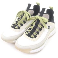 狀況極佳的 CHANEL G35617，部分麂皮材質，20K 金，Coco 標誌，低筒運動鞋，米色，39 碼，義大利製造，男女皆宜。