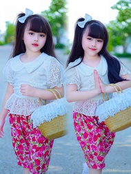 ชุดไทยเด็กประยุกต์เสื้อลูกไม้คอบัว + โจงกระเบนลายดอกสีชมพูหวาน