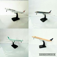 Diecast Airplane Boeing B777 with Landing Wheels
