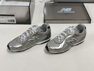 7-11 鞋仔 G款黑盒204L銀灰色 7-11 New Balance 玩味細界 1：4 比例 figure size 盲盒磁石鞋仔模型 7-ELEVEN 韓星IU李知恩/張員瑛至愛的204L款