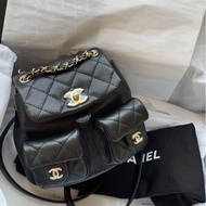 CHANEL 23P 24A Duma Backpack Black 雙口袋 小青蛙 顆粒 壓花牛皮 背包 雙肩包 小號 女款黑色 手袋 送禮 禮物 | AS3787-B10184-94305 | 全