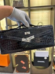 Hermes Kelly cut 兩點鱷魚皮深海藍銀手拿包。Q刻。有塵袋