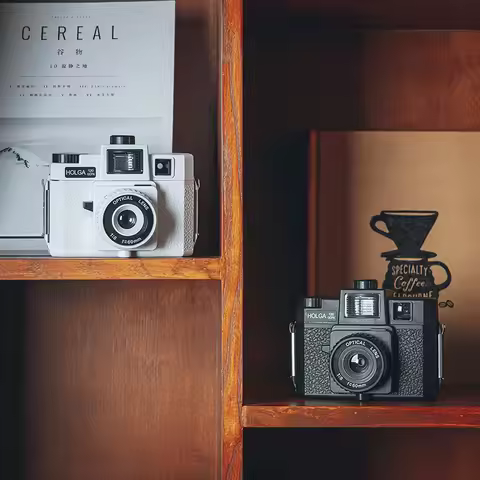 Holga 120GCFN Camera Color Camera with Built-in Color Flashing Glass Lens Yellow Red and White Light