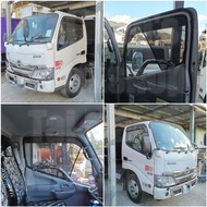 Hino 300 的專車專用濾光窗網太陽擋