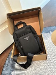 2️⃣星期到貨‼️Prada 胸包