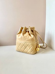 Chanel Vintage Bucket Bag - Beige Gold Ball Metalasse Lamb Skin Small Handbag / 中古二手Chanel羊皮金球抽繩小水桶手