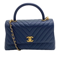 二手香奈兒雙肩包，V形縫線和Coco標誌，海軍藍。