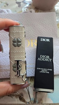 現貨有售 Dior Addict 癮誘唇膏時尚外殼 (Dior Addict Fashion Lipstick Case) 的限定特別版！米白色皮革 經典的籐格紋（Cannage）車線 精緻立體嘅四葉