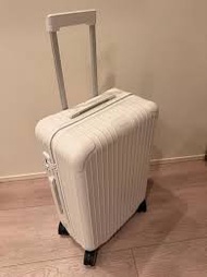 Rimowa essential cabin size 21" 白色行李箱