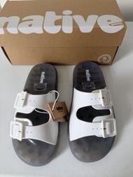 Native Shoes the Happy Light Slides 平底拖鞋