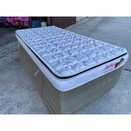 Single mattress with topper