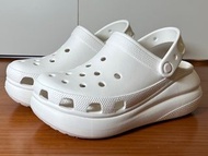 《現貨m3》全新 泡芙 白色 Crocs Classic Crush Clog 卡駱馳 克駱格 洞洞鞋 男 女 中性 厚底 鬆糕 沙灘鞋 涼鞋 拖鞋