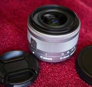 Canon EF-M 15-45mm f/3.5-6.3 IS STM Lens ขนาดกะทัดรัด คือเลนส์ซูมมาตรฐานสำหรับกล้องมิเรอร์เลสซีรีย์ EOS M ที่มีประสิทธิภาพครอบคลุมระยะตั้งแต่มุมกว้างไปจนถึงช่วงเทเลโฟโต้ระยะกลาง และมีกำลังในการแยกรายละเอียดที่ยอดเยี่ยม อีกทั้งมีน้ำหนักเบาประมาณ 130 กรัมเท