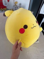 （包郵）Pikachu 超大咕𠱸 huge size cushion Pokemon Center Pikachu Plush  【全新】寵物小精靈 比卡超 毛公仔 ⚡ Pokémon Center 