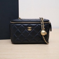 CHANEL 長盒子化妝包帶鏡子16.5黑色羊皮鐳射標金扣金球調節扣肩帶肩背包