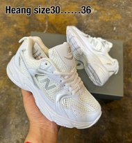 รุ่นNB 530 (Sz.30-36EU) แนะนำเผื่อ 1 ไซส์ สีขาวกกรมท่า เหมาะสำหรับเด็ก ใส่สบาย นุ่มเท้า V67D01