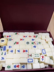 大人娛樂玩具迷你象牙麻將套裝，全新骰盅7個，全部$100