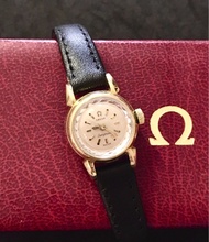 古董奧米加女裝自動上鏈腕表 (極罕小型機械自動上鏈女裝腕錶)50/60年代産品 Real Antique Omega Ladymatic Watch ：100% Original 保證原裝錶面 ，原裝(新淨)奧米加金套(gold capped)錶殼直徑 19mm，原裝奧米加上鏈霸的及奧米加包金錶帶扣，配上全新真皮錶帶，運作正常 working condition 。