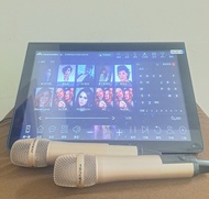 送全新小型喇叭(僅闊14cm)即唱！送一年會員，全套99%新，國際版音王InAndOn 4合1 ，1TB 2026系統點歌機Karaoke ，有全民k歌apps 有youtube ，原裝音王無綫咪2支