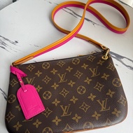 Lv 雙層斜背包 最好用