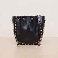 VALENTINO 抽繩水桶包黑色牛皮肩背包