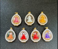 🧧第一波福利來了‼  ️750一尊‼  ️每一尊都是孤品‼  ️千機必達掩面佛✅他是以盲盒出道，每尊都是獨立設計配色，由泰國著名藝術家和師父一起親自設計，正面必達坐蓮，背面大師專屬起道經文，加持陣容也