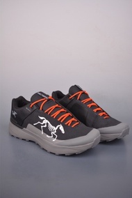 Arc'teryx 黑色運動鞋