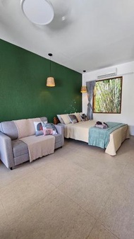 Studio Bambu, praca movimentada, onibus e bonde na porta - Carnaval, samba, eventos e restaurantes a