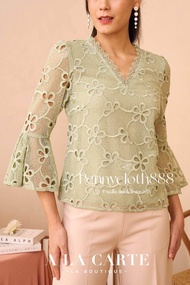 69585 เสื้อ A La Carte ลูกไม้เนื้อทอนุ่ม งานปักฉลุ คอวี มีซับใน แขน 3 ส่วนปลายระบาย by PENNY CLOTH 8