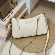 （超甜分享💓💓）🏷LV 路易威登．Easy Pouch On Strap 奶油白 M81066 芯片款
