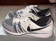 Nike flyknit trainer white & black