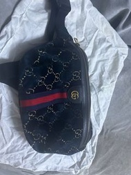 Gucci 絨布胸包腰包