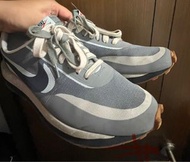 Nike Sacai Vaporwaffle 灰色運動鞋