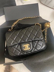 Chanel  classic mini flap bag  17cm 金球 黑色