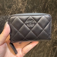 Chanel 黑羊皮黑釦拉鍊零錢包 離櫃未使用❤️