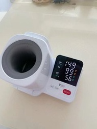 醫院專用臂筒式電子血壓計（伸手即測免綁袖帶）買俾老人家買多咗