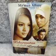 Horror novel behind the headscarf