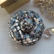 灰金色布藝山茶花胸針