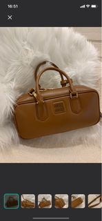 全新MIUMIU MIU MIU Arcadie Bag Handbag Logo Brown 可調節可拆卸肩帶 皮革 單肩 保齡球袋 斜挎 手提包 女款 啡色 乾邑色 大號 large 5BB142