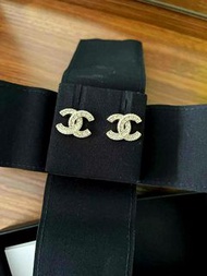 Chanel 熱賣經典款 雙C Logo耳環 金色 水鑽鑲嵌 耳針式 A86504 Y09569 Z2800