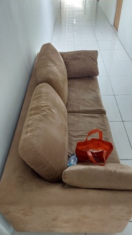 Sofa Bekas 2 Seater Preloved Coklat Kondisi bagus dengan bantal