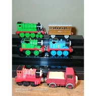 Die cast thomas train contains 6 pieces